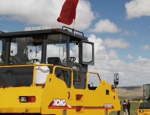 壓路機(jī)在廣東高速公路上施工