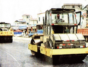 壓路機(jī)修復(fù)震區(qū)公路立功勞