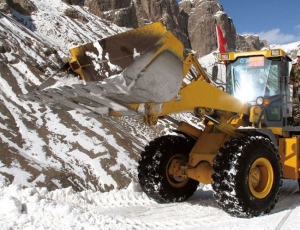 裝載機(jī)在西藏雪山上施工