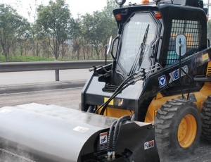 滑移式裝載機(jī)在公路施工