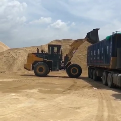 沙場裝載作業(yè)